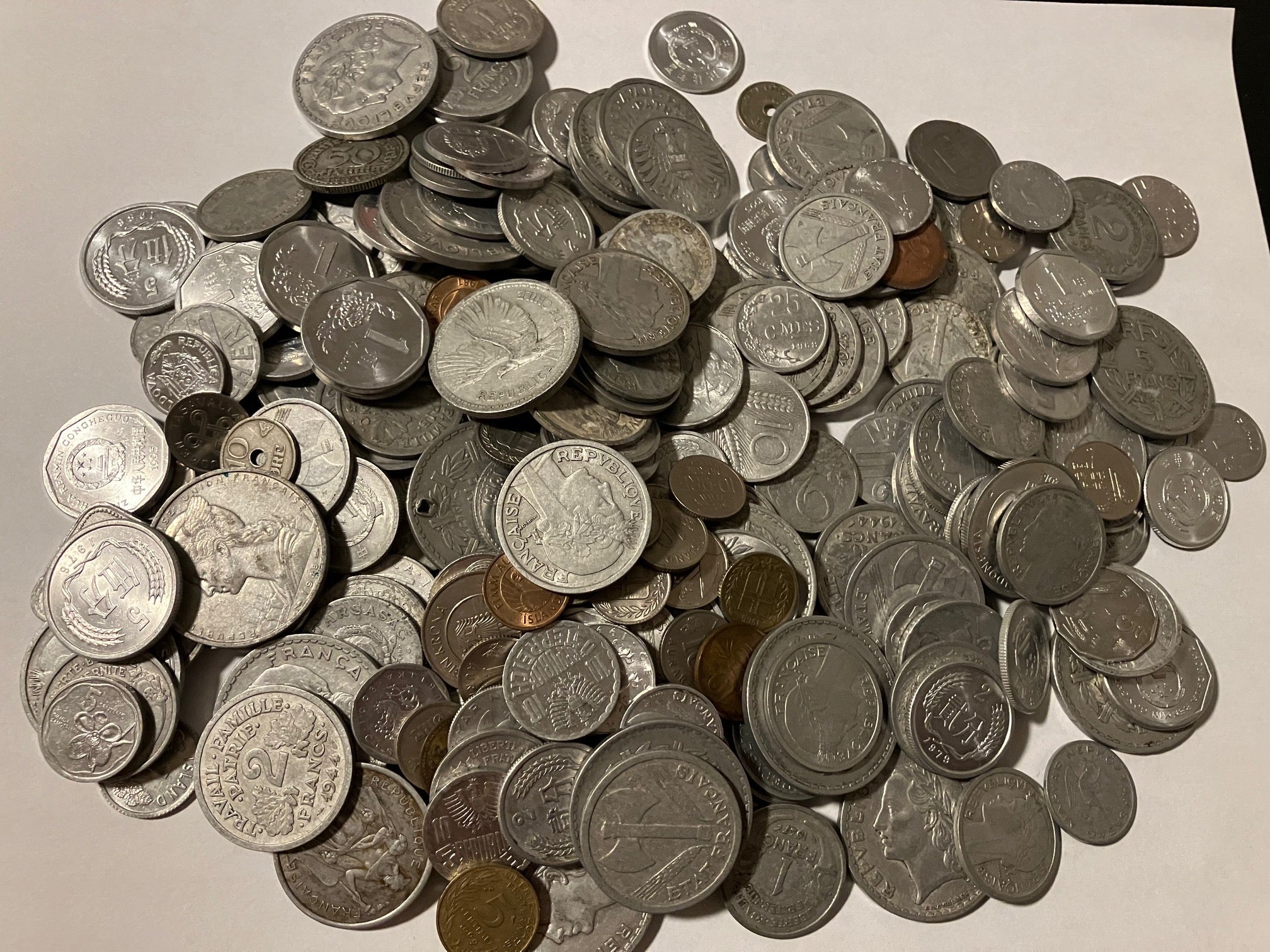 266 stk udenlandske mønter - blandet stand og årgange
