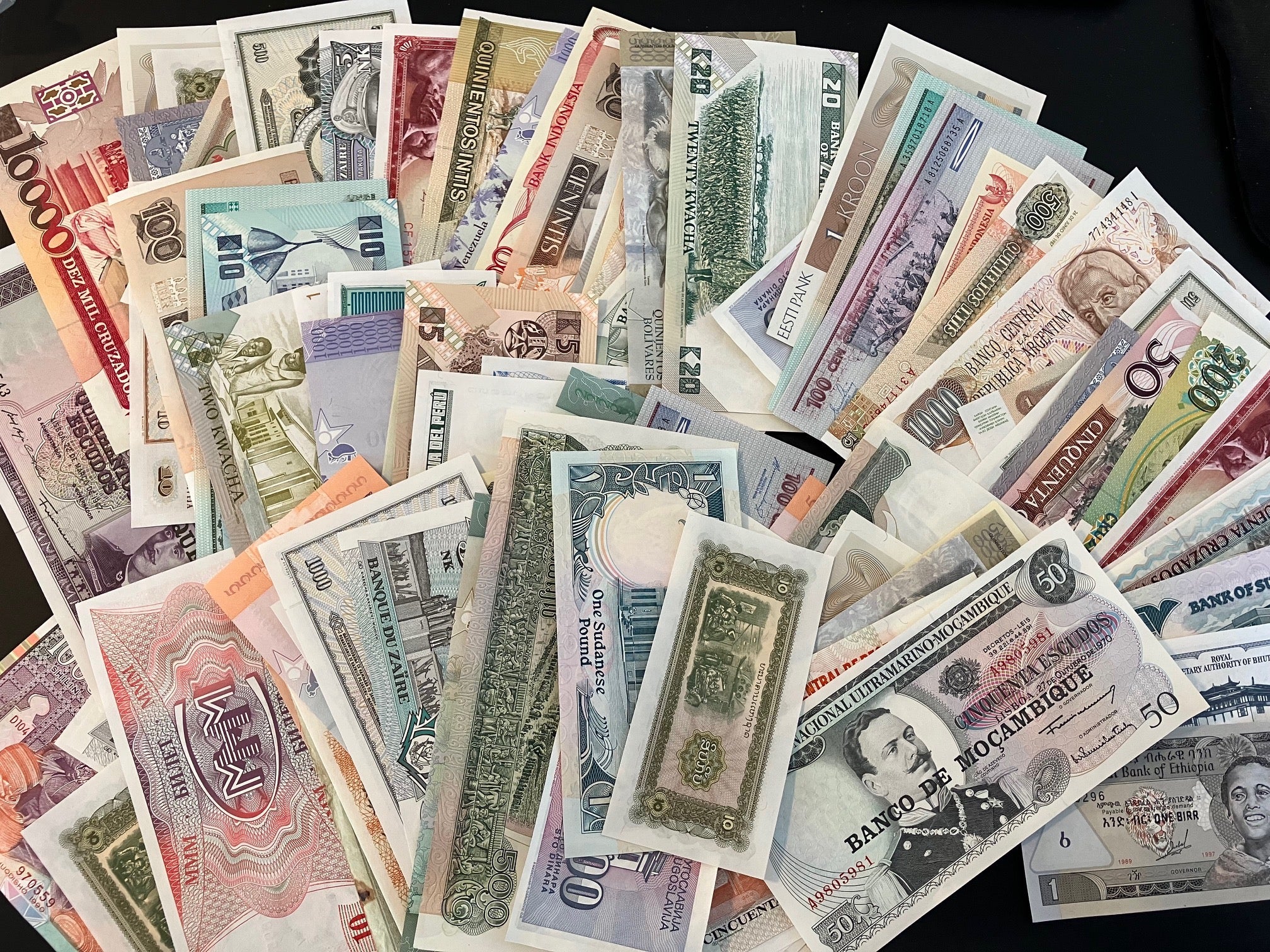 100 stk blandede udenlandske sedler
