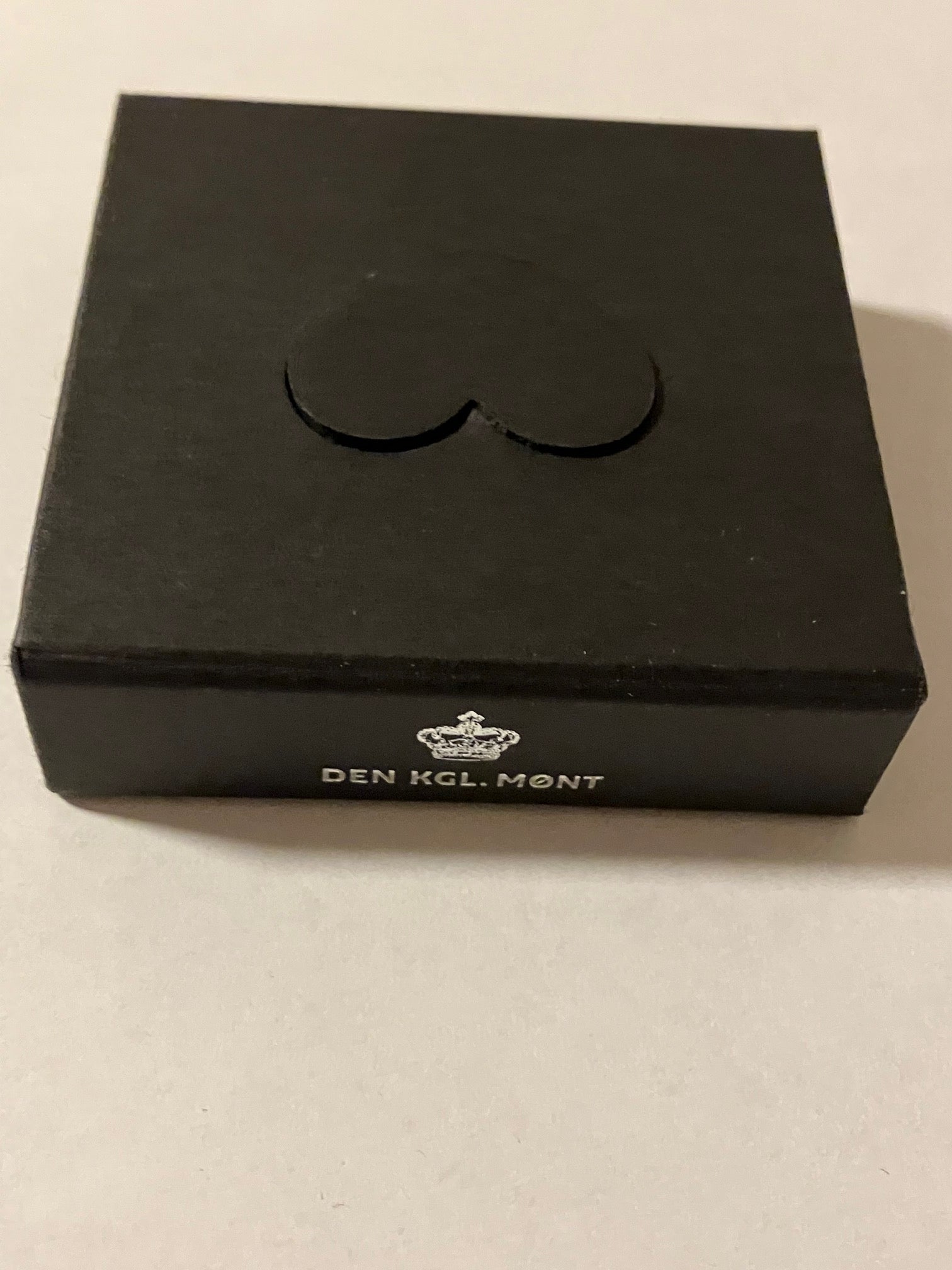 20 kroner - Margrethe II og Prins Henriks guldbryllup 2017 i æske