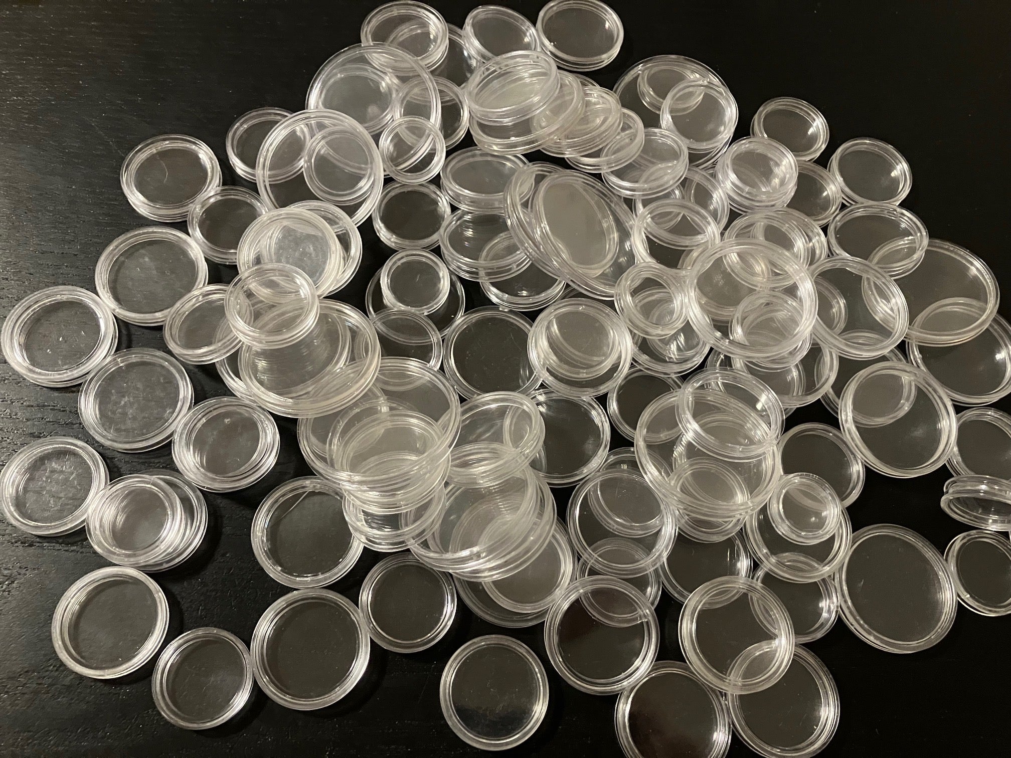 105 stk brugte møntkapsler - Blandet stand og størrelse