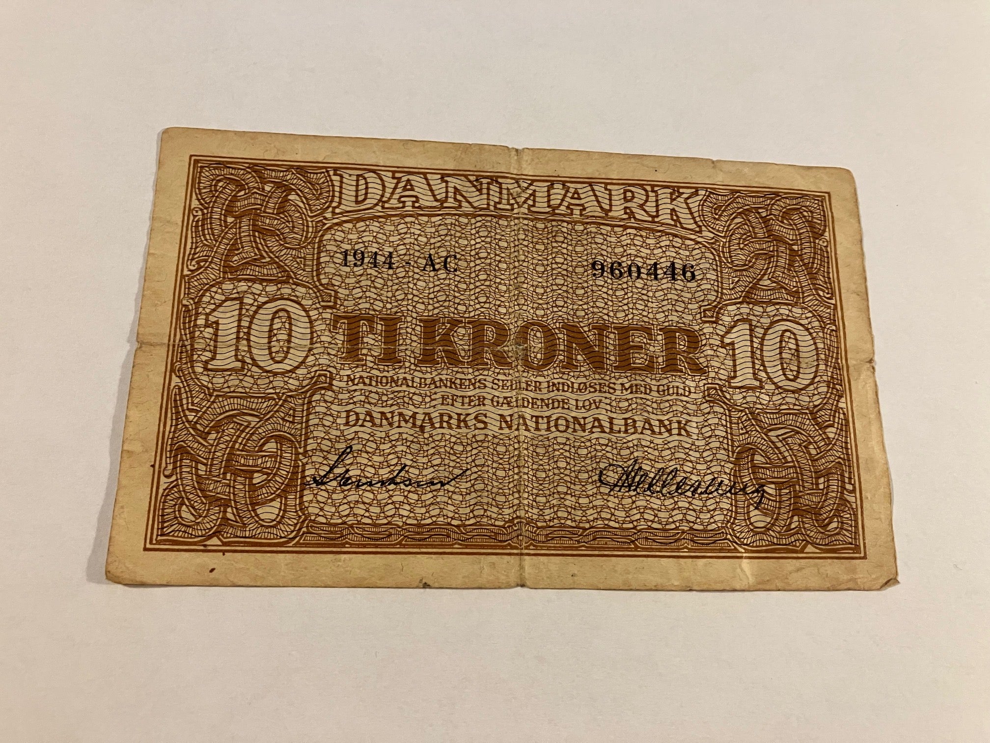 10 Kroner 1944 - Slidt og hul i midten