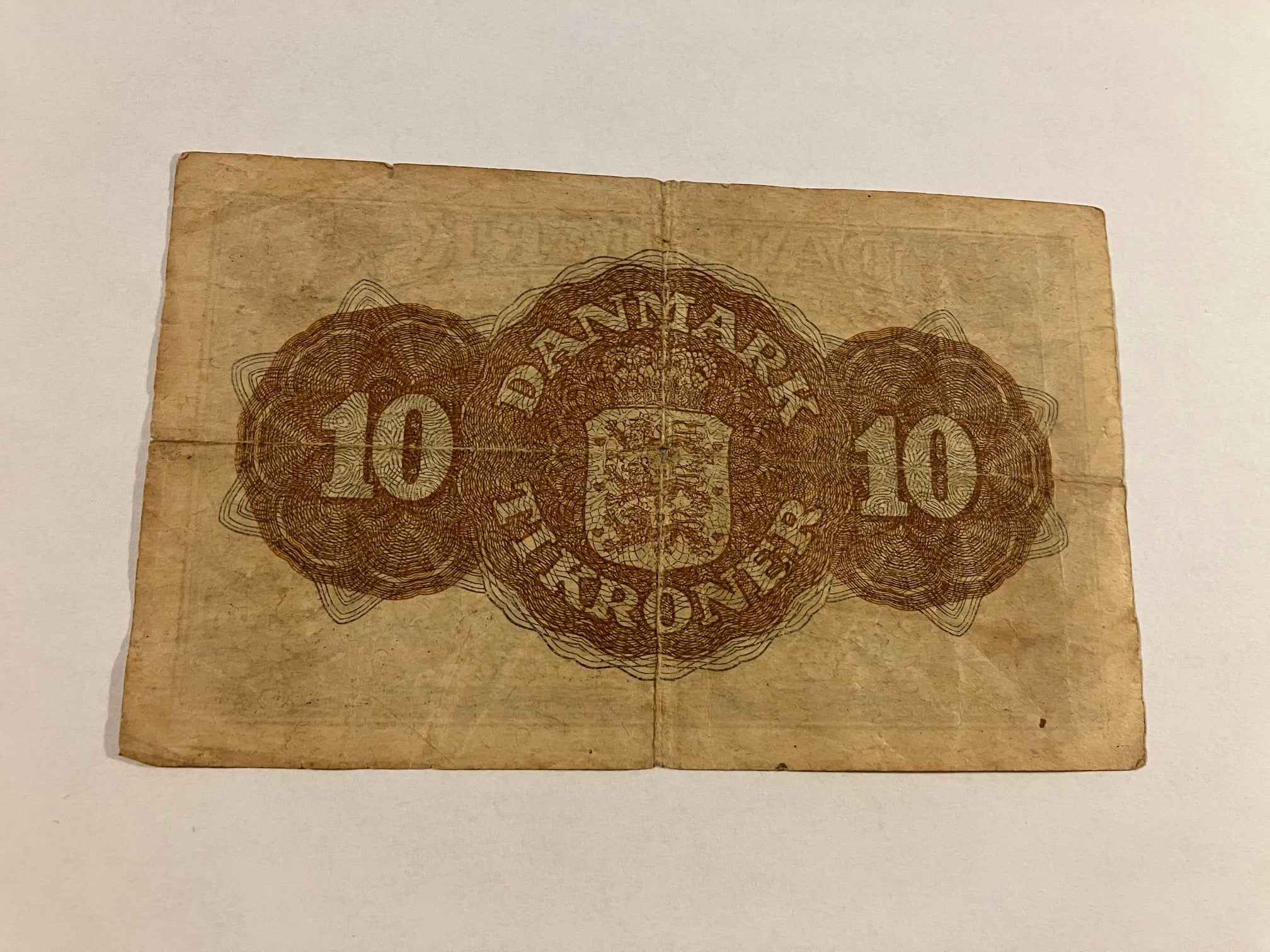 10 Kroner 1944 - Slidt og hul i midten