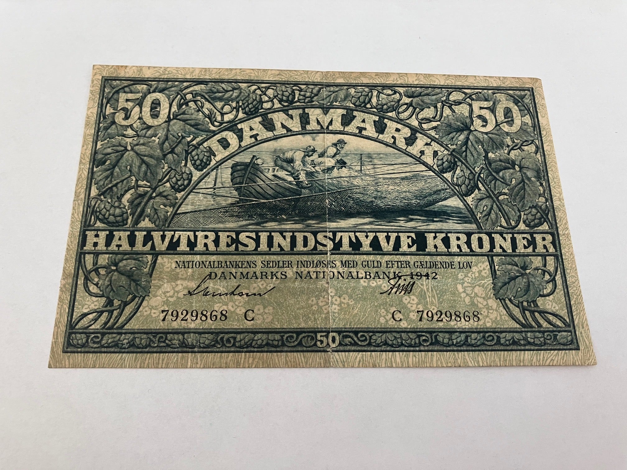 50 Kroner 1942 C - Folder og slid nederst